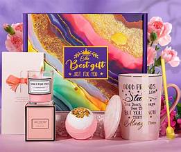 Finding the perfect birthday gift for your best friend isn’t just about buying something nice—it’s about choosing something cute, trendy, and meaningful that reflects your friendship. The best gifts today focus on personalization, aesthetics, and emotional value rather than just price.